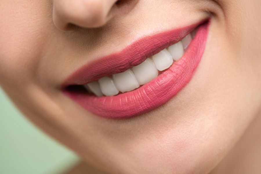 Sonrisa saludable lograda en Clínica Odontológica